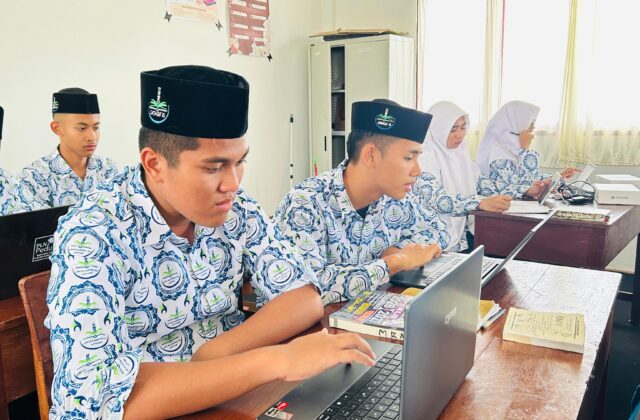 Belajar IT santri SMA Dataqu Imam Syafi’i